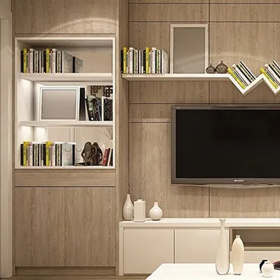 Salon moderne avec mur d'accent en bois, télévision et étagères remplies de livres à Croissy-sur-Seine dans les Yvelines 78