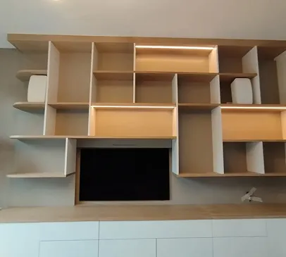 Étagères murales en bois clair et blanc avec un téléviseur encastré à Croissy-sur-Seine dans les Yvelines 78