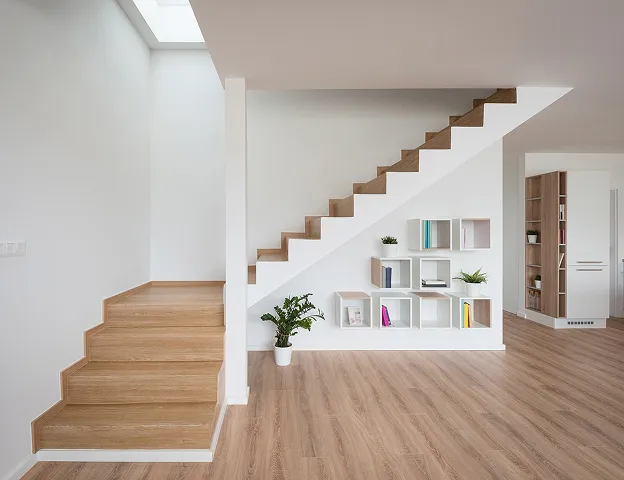Escalier moderne en bois clair et blanc, avec étagères et plantes à Croissy sur Seine dans les Yvelines 78
