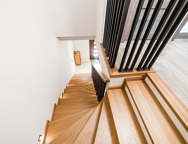 Escalier en bois clair avec balustrade noire moderne et lumières d'appoint intégrées à Croissy sur Seine dans les Yvelines 78