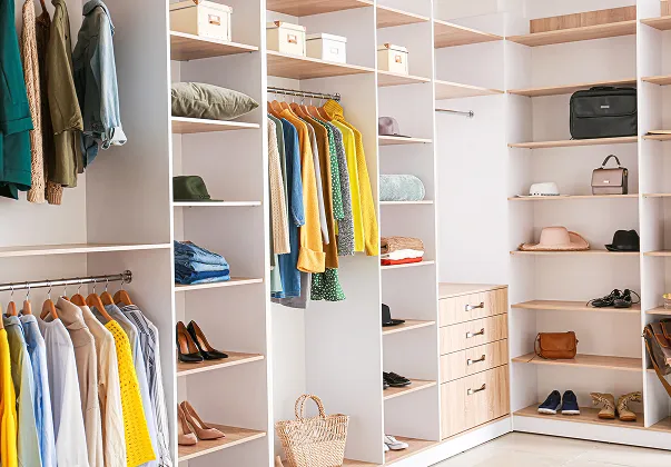 Grand dressing avec des vêtements, chaussures et accessoires organisés sur des étagères et penderies à Croissy-sur-Seine dans les Yvelines 78